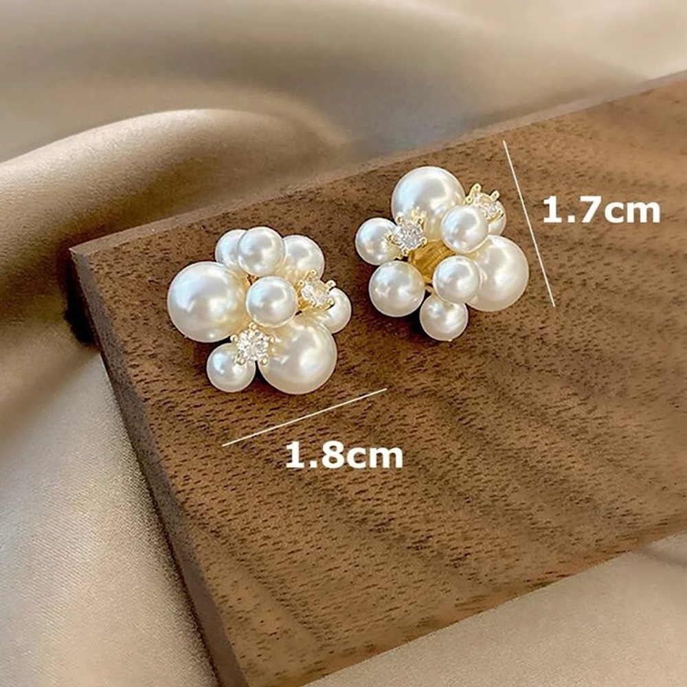Gorgeous Faux Pearl & Rhinestone Decor Stud Earrings - Picture 4 of 4